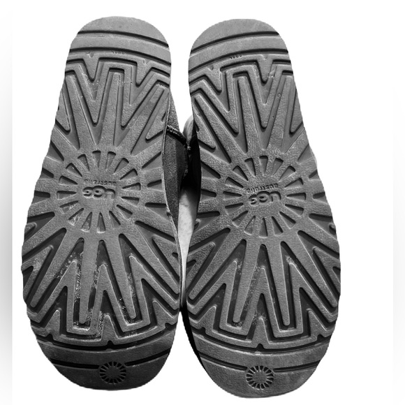 UGG BAILEY BUTTON II GREY GRAY WATER RESISTANT BOOT USA 9 / EU 40 / UK 7.5 - Picture 4 of 8